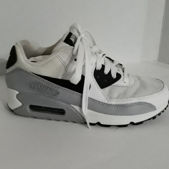Nike Air Max 90 Essential (Women's) Nike Air Max 90 Essential (Women's)